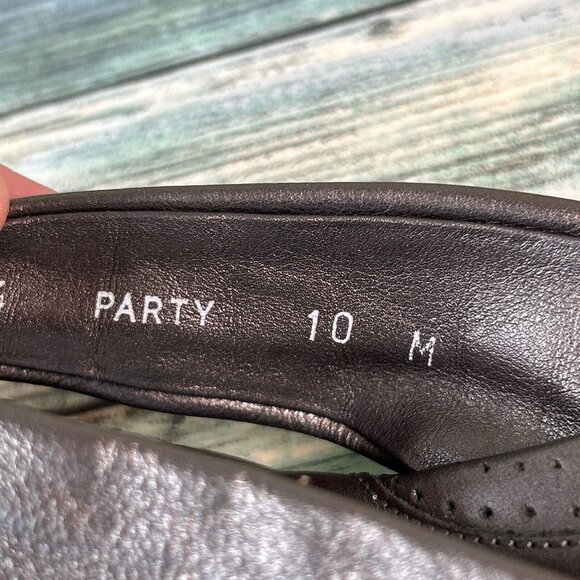 Brighton Thong Sandal Womens Size 10 Gray Leather Metal Flower Rhinestone Accent - Picture 10 of 10